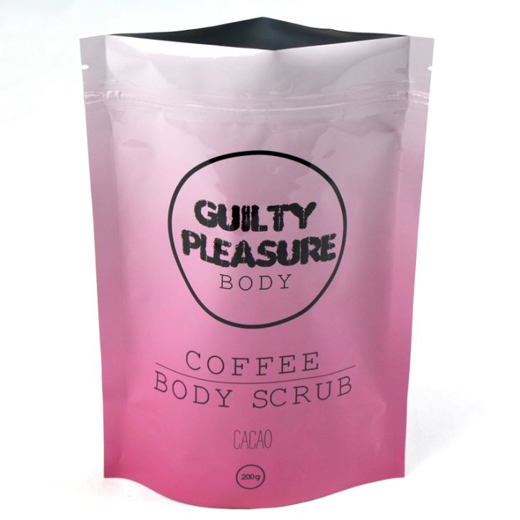 Il foglio di alluminio sta in piedi sulle bustine di caffè