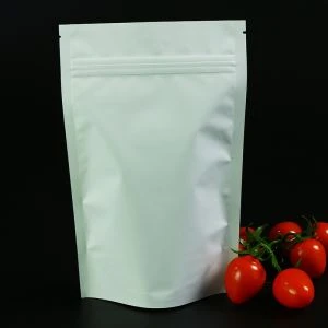 Il foglio di alluminio sta sul sacchetto con la borsa d'imballaggio matta della chiusura lampo